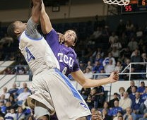 乐鱼官方-勇士队以攻防两端主导比赛，勇士队内对抗赛