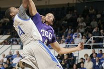 乐鱼官方-勇士队以攻防两端主导比赛，勇士队内对抗赛